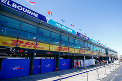 Les garages Scuderia Toro Rosso et Haas F1 Team garages dans la voie des stands