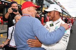 Il poleman Lewis Hamilton, Mercedes-AMG F1 festeggia nel parco chiuso con Niki Lauda, Presidente non esecutivo Mercedes AMG F1