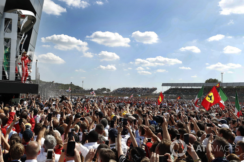 Sebastian Vettel, Ferrari, festeggia sul podio