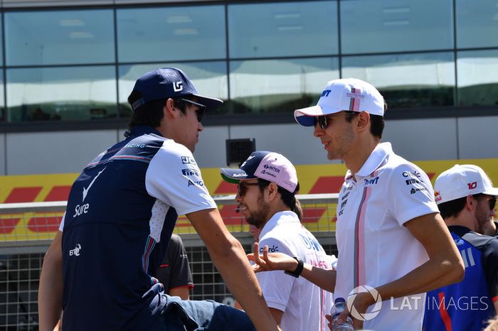 Lance Stroll, Williams y Esteban Ocon, Force India F1, en el desfile de pilotos