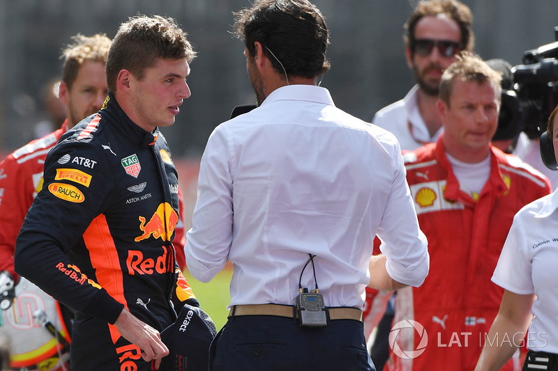 Racewinnaar Max Verstappen, Red Bull Racing met Mark Webber, in parc ferme