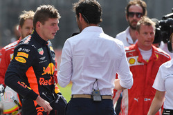 Le vainqueur Max Verstappen, Red Bull Racing parle à Mark Webber, dans le parc fermé