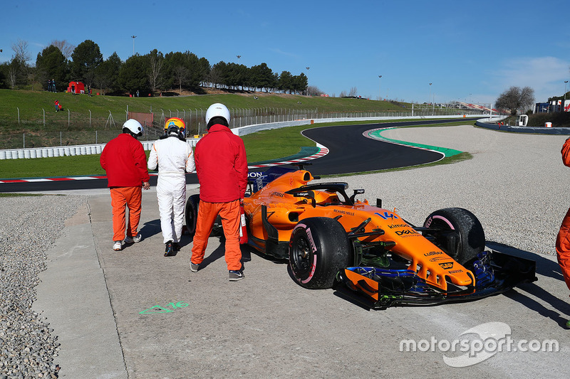 Fernando Alonso, McLaren MCL33, berhenti di pinggir trek