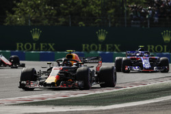 Max Verstappen, Red Bull Racing RB14, voor Pierre Gasly, Toro Rosso STR13