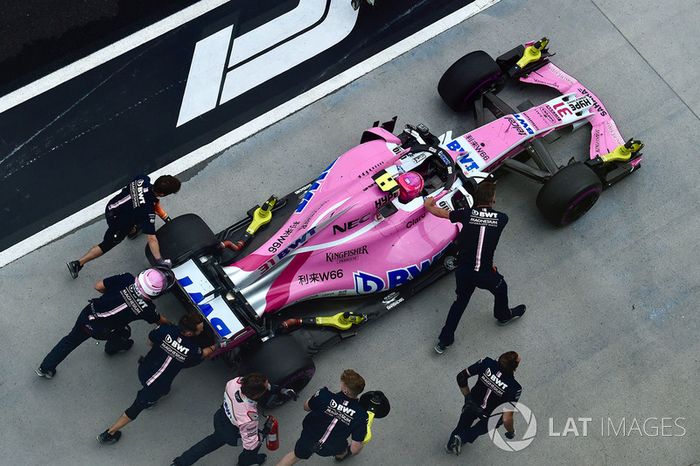 Esteban Ocon, Force India VJM11 en el pit lane