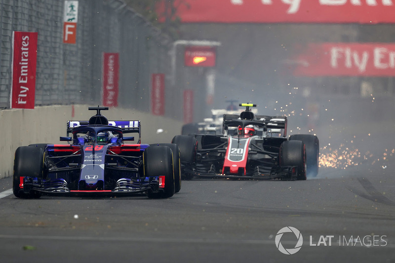 Pierre Gasly, Scuderia Toro Rosso STR13 y Kevin Magnussen, Haas F1 Team VF-18 con daño