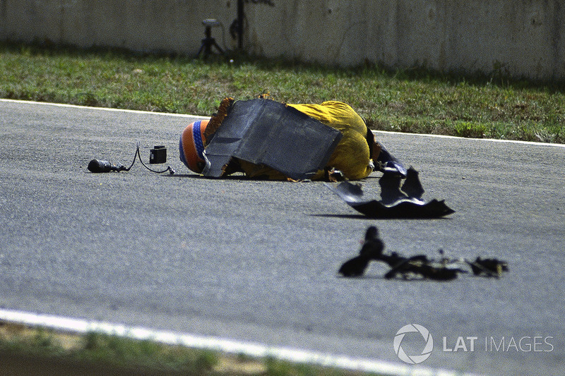 Martin Donnelly, Team Lotus, ligt na een horrorcrash op de baan