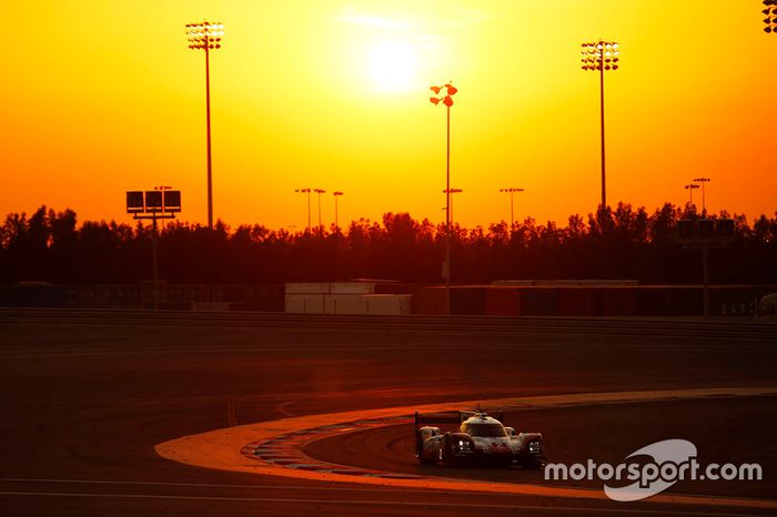 #2 Porsche Team Porsche 919 Hybrid: Timo Bernhard, Earl Bamber, Brendon Hartley in the garage