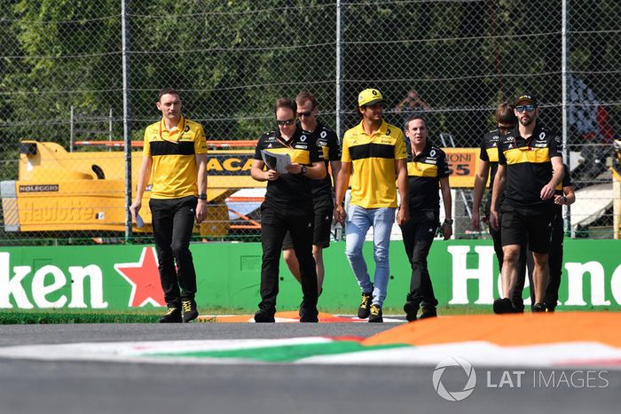 Carlos Sainz Jr., Renault Sport F1 Team, recorre la pista con el equipo