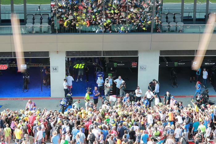 Valentino Rossi, Yamaha Factory Racing con los aficionados
