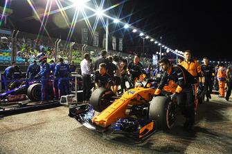 Fernando Alonso, McLaren MCL33 on the grid