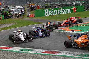 Charles Leclerc, Sauber C37, Pierre Gasly, Scuderia Toro Rosso STR13, Daniel Ricciardo, Red Bull Racing RB14 and Sebastian Vettel, Ferrari SF71H battle 