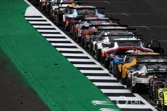 Los coches en el parque cerrado