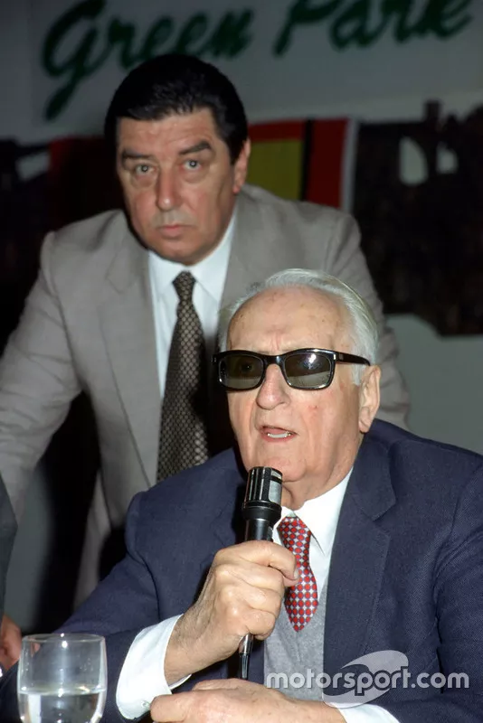 Enzo Ferrari durant une rencontre avec des journalistes en 1984