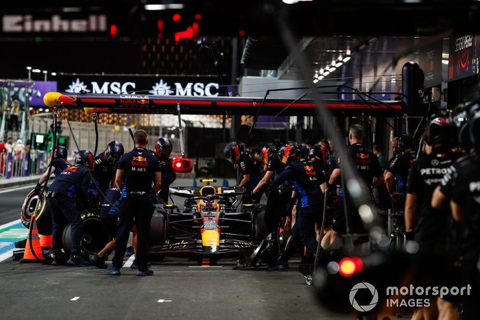 Sergio Pérez, Red Bull Racing RB20, en boxes durante los entrenamientos