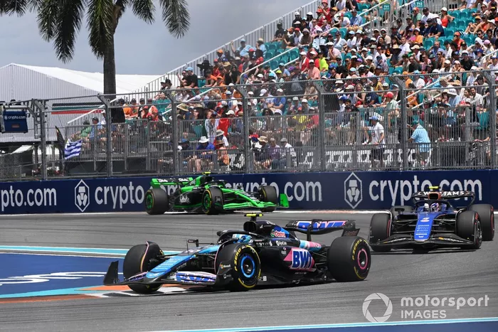 Pierre Gasly, Alpine A524, Logan Sargeant, Williams FW46, Zhou Guanyu, Stake F1 Team Kick Sauber C44
