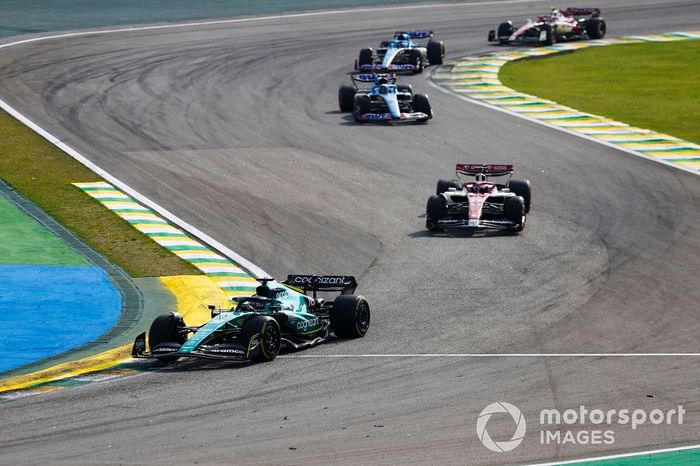 Lance Stroll, Aston Martin AMR22, Valtteri Bottas, Alfa Romeo C42, Esteban Ocon, Alpine A522