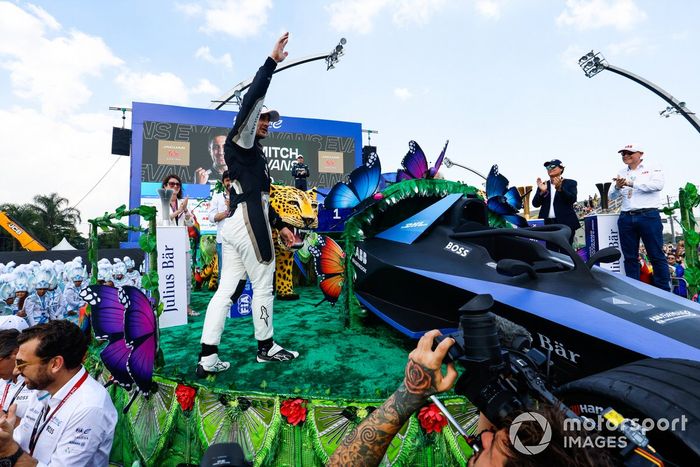 Mitch Evans, Jaguar Racing , 1ª posición, sube al podio