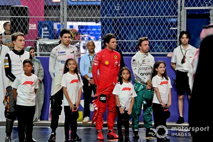 Oscar Piastri, McLaren, Esteban Ocon, Alpine F1 Team, Carlos Sainz, Scuderia Ferrari, Fernando Alonso, Aston Martin F1 Team, en la parrilla con niños