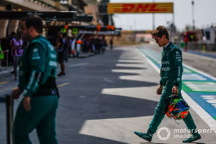 Felipe Drugovich, Aston Martin F1 Team, regresa al garaje después de que su coche se detuviera en la pista.