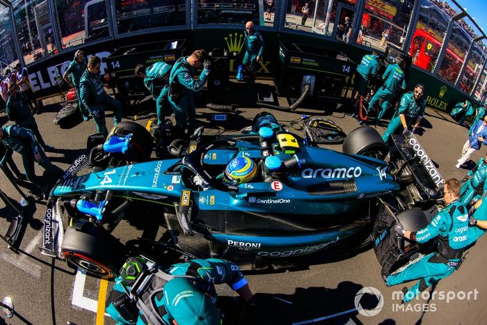 Fernando Alonso, Aston Martin AMR23, en la parrilla de salida