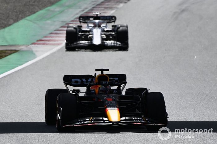 Max Verstappen, Red Bull Racing RB18, Pierre Gasly, AlphaTauri AT03 