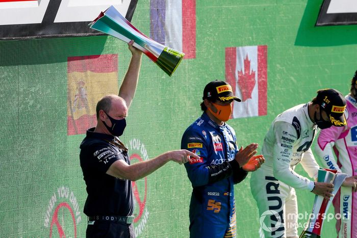 El representante de AlphaTauri con el trofeo de los Constructores