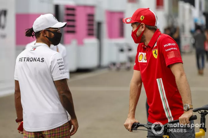 Lewis Hamilton, Mercedes-AMG F1 y Sebastian Vettel, Ferrari en el paddock