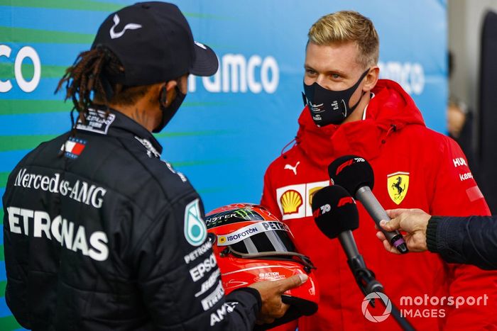 Mick Schumacher felicita a Lewis Hamilton, Mercedes-AMG F1, 1er puesto, por igualar el récord de victorias de su padre de 91 victorias y le regala el casco de su padre Michael Schumacher