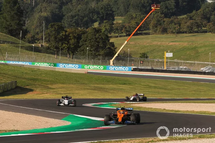 Lando Norris, McLaren MCL35, Daniil Kvyat, AlphaTauri AT01, Kimi Raikkonen, Alfa Romeo Racing C39