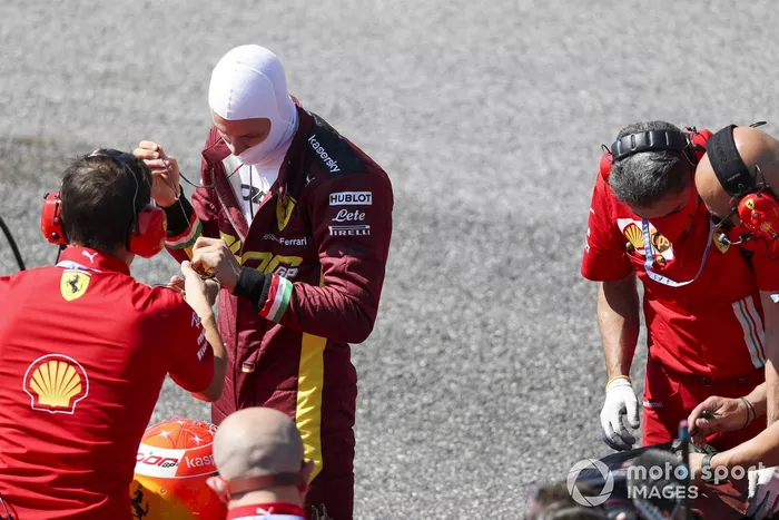 Mick Schumacher se prepara para conducir el Ferrari F2004