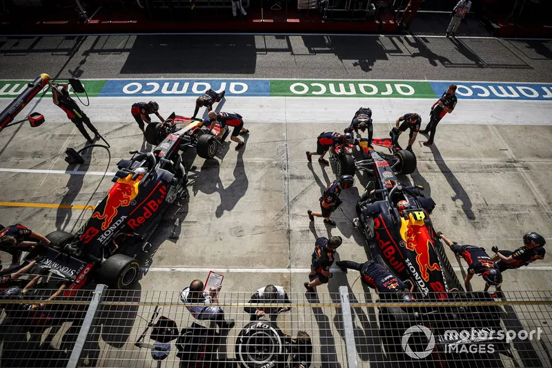 Max Verstappen, Red Bull Racing RB16, y Alex Albon, Red Bull Racing RB16