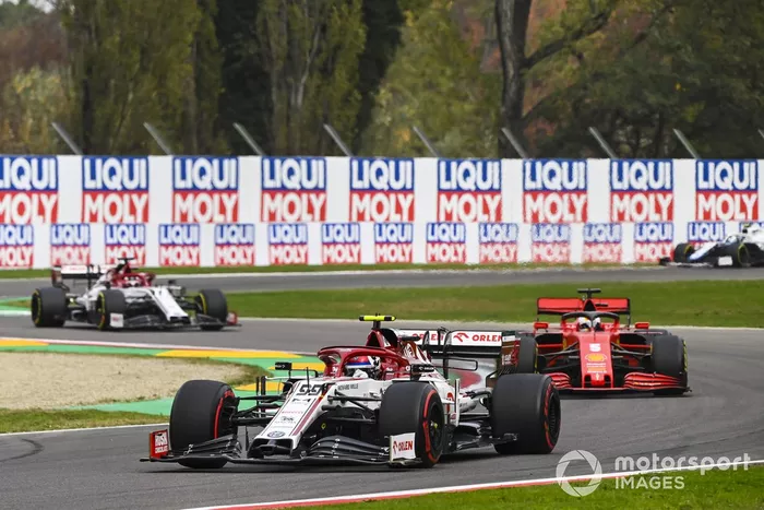 Antonio Giovinazzi, Alfa Romeo Racing C39, Sebastian Vettel, Ferrari SF1000, y Kimi Raikkonen, Alfa Romeo Racing C39
