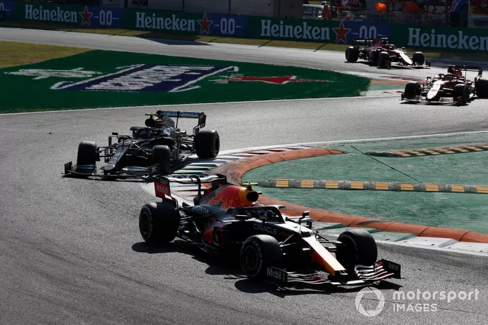 Sergio Pérez, Red Bull Racing RB16B, Valtteri Bottas, Mercedes W12