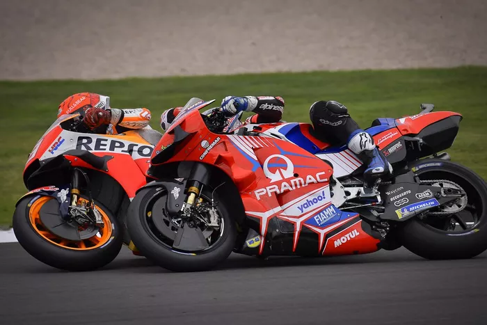 La caída de Marc Márquez, Repsol Honda Team, y Jorge Martín, Pramac Racing