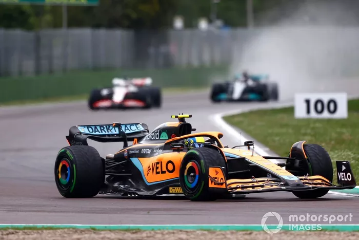 Lando Norris, McLaren MCL36, Kevin Magnussen, Haas VF-22