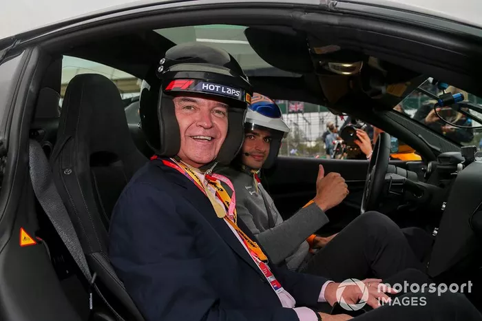 Phillip Schofield en un coche de las Hot Laps