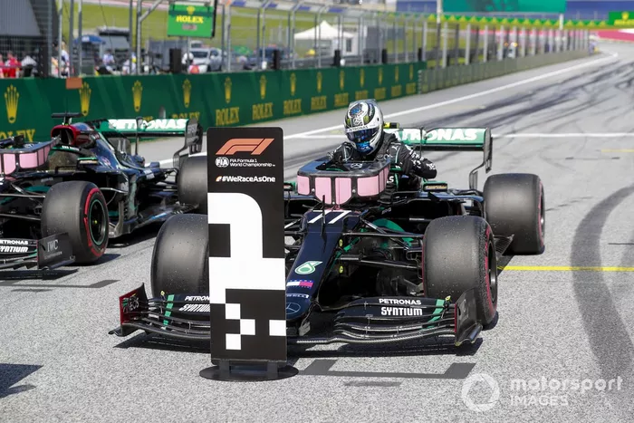 Ganador de la pole Valtteri Bottas, Mercedes-AMG Petronas F1