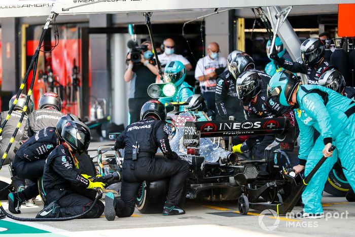 Valtteri Bottas, Mercedes F1 W11 pit stop