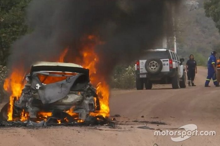El coche de Esapekka Lappi, Janne Ferm, M-Sport Ford WRT Ford Fiesta WRC en llamas