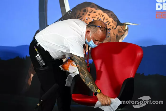 Las sillas están siendo desinfectadas para las entrevistas de los pilotos
