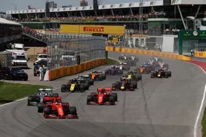 Sebastian Vettel, Ferrari SF90, voor Lewis Hamilton, Mercedes AMG F1 W10, Charles Leclerc, Ferrari SF90, Daniel Ricciardo, Renault R.S.19, Pierre Gasly, Red Bull Racing RB15, en de rest van het veld