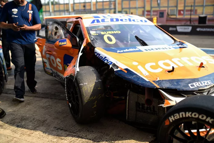 Carro de Cacá Bueno destruído após acidente no final da corrida 2