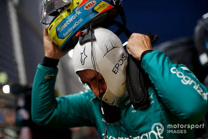 Fernando Alonso, Aston Martin F1 Team, en la parrilla de salida