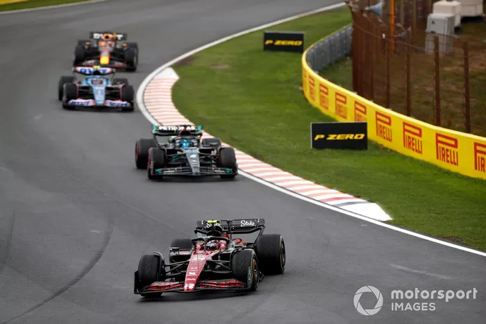Zhou Guanyu, Alfa Romeo C43, lidera George Russell, Mercedes F1 W14, y Pierre Gasly, Alpine A523