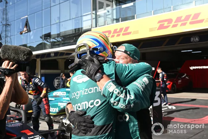 Fernando Alonso, Aston Martin F1 Team, 3ª posición, celebra con un compañero de equipo su llegada al Parc Ferme