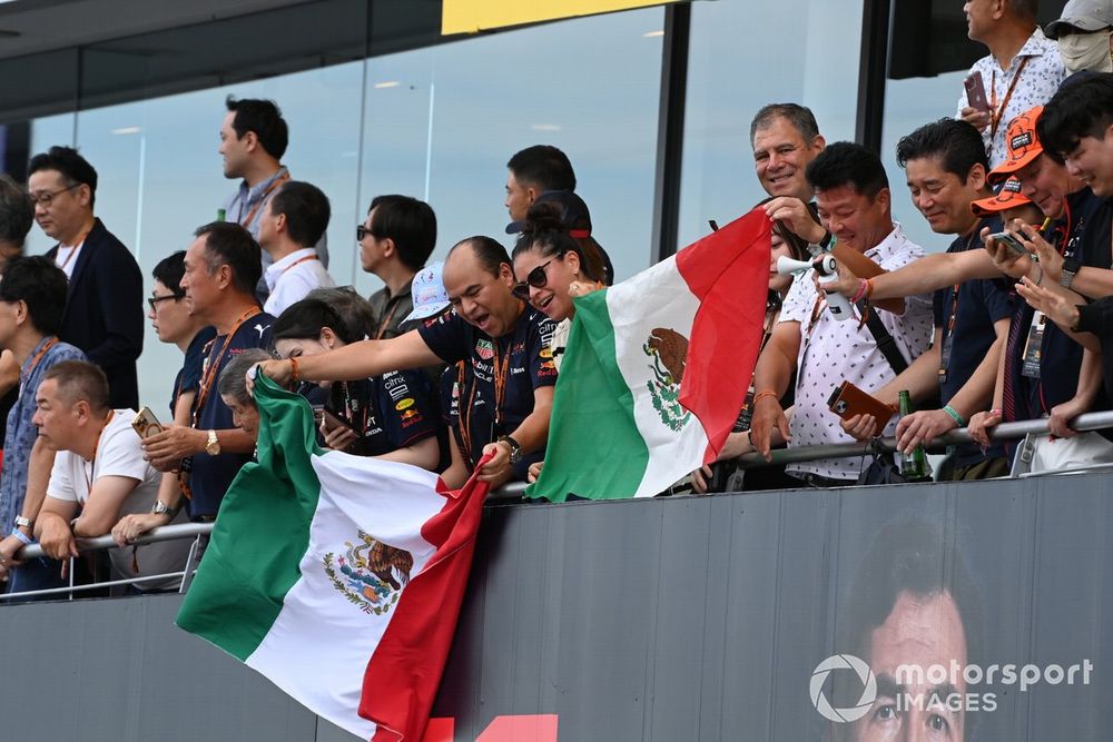 Fans de Sergio Pérez en el Gran Premio de Japón 2023.
