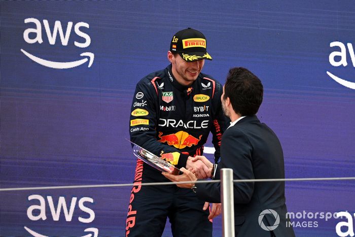Max Verstappen, Red Bull Racing, 1ª posición, recibe el trofeo de ganador
