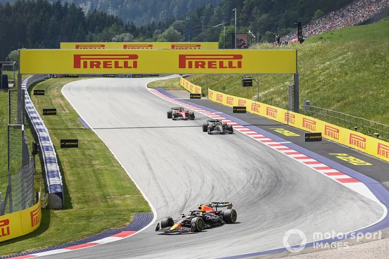 Sergio Perez, Red Bull Racing RB19, Lewis Hamilton, Mercedes F1 W14, Carlos Sainz, Ferrari SF-23