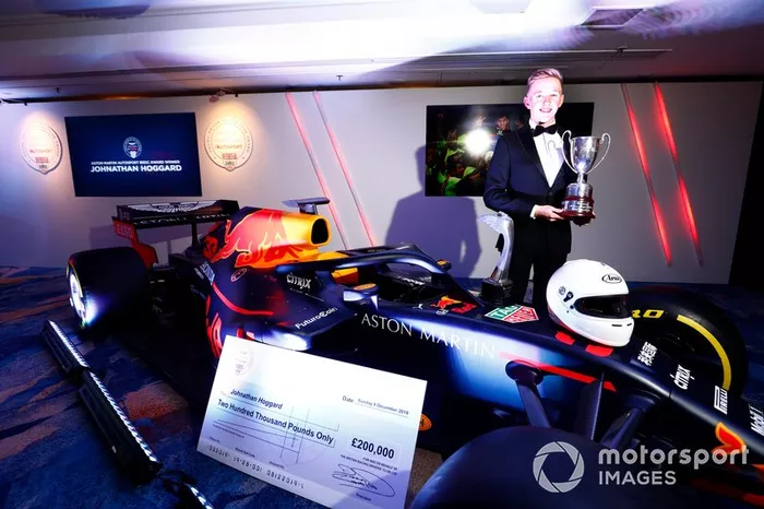 Johnathan Hoggard gana el premio al mejor piloto joven del año de Aston Martin Autosport BRDC.